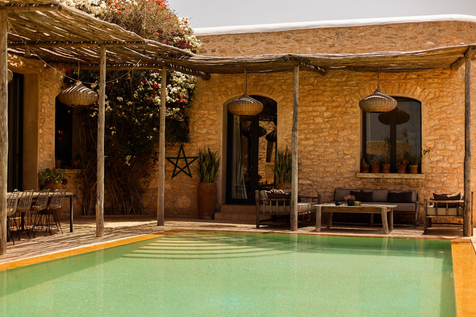 Piscine et façade