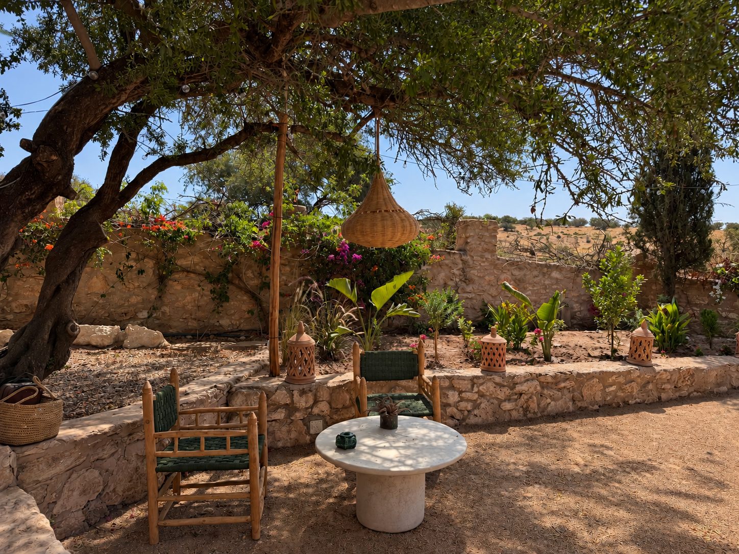 Terrasse ombragée et coin salon